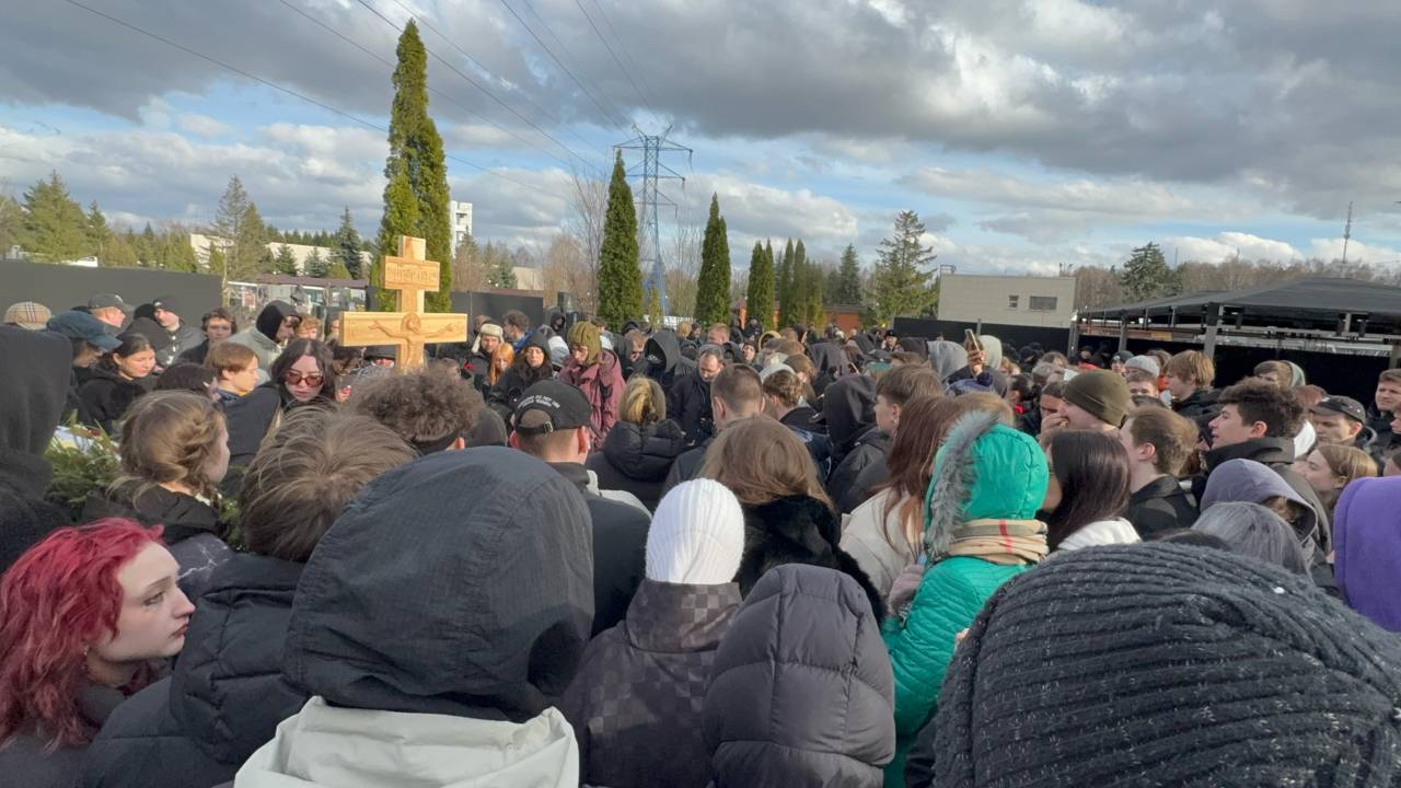 В Москве сотни тысяч фанатов  простились с рэпером Пашей Техником\ 11 апреля 2025.