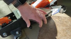 Подкатной домкрат ombra на 2,5 т , которым я пользуюсь уже более 4х лет