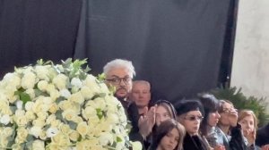 ДОЧКА ФИЛИППА КИРКОРОВА РАСПЛАКАЛАСЬ НА ПОХОРОНАХ ЛЮБИМОГО ДЕДУШКИ | 21 марта 2025 г.
