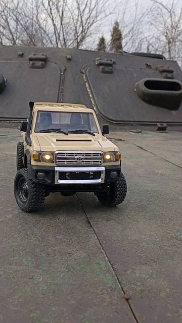 MN-82 катается по различной военной технике) #rc #rccar #crawler #scale #rclife #mnmodel #mn82