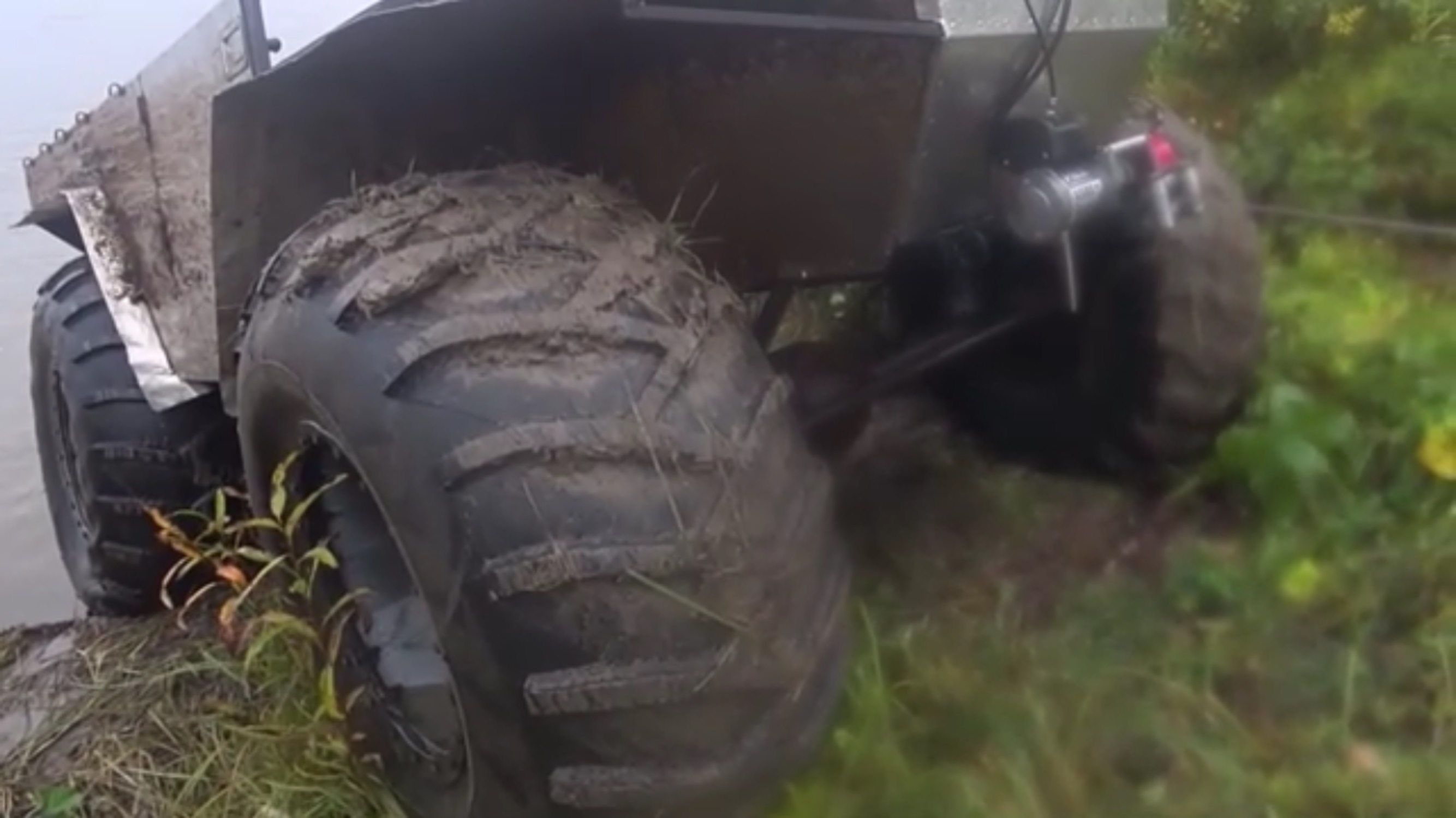 Переправа вездехода через большую таёжную реку. Жесть, черпанули воды через борт. Отдых у костра.