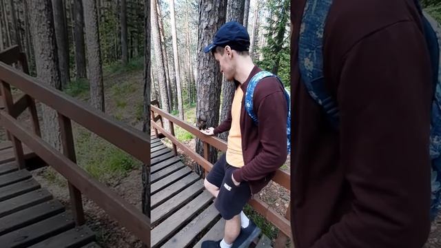 Белочка ест с руки. Заповедник Столбы.
