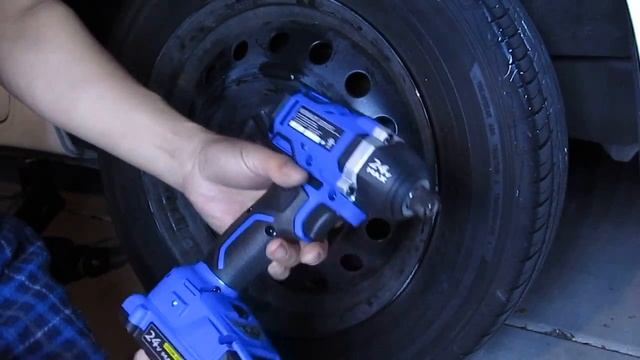 Kobalt 24V Brushless 1/4 impact driver: remove lug nuts смотреть онлайн