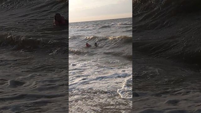 Прогулки по пляжу Азовского моря в станице Голубицка во время больших волн на закате