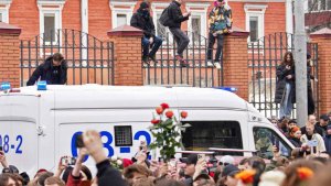 Полиция дежурит у храма, где прощаются с Пашей Техником