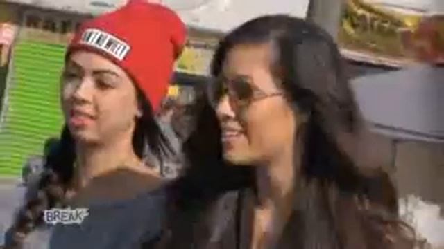 Peeing in Front of Hot Girls Prank смотреть онлайн