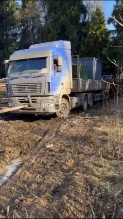 Экскаватор помогает тралу заехать на площадку 🤝
📞 +7 (985) 185-77-77 Услуги бурения