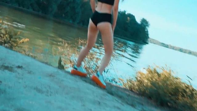 Очень секси!Танцует, стриптиз, пластика, красавица, тверк, шест, музыка, басс смотреть онлайн