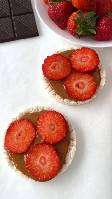 Viral Peanut Butter Chocolate Rice Cakes with 🍓 #easyrecipes #snacksrecipe #viralrecipe