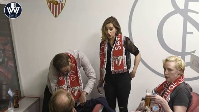 Emilia Clarke poses for a fun selfie with Game Of Thrones co stars at football match смотреть онлайн