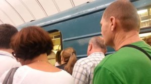 Пассажиры метро взбунтовались из-за хамства машиниста и не стали покидать вагон