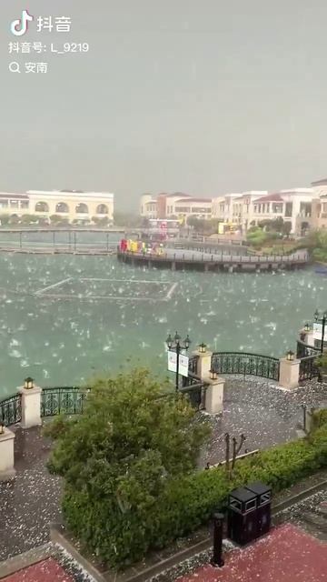 ⛈ Сильная гроза с крупным градом вызвала вчера хаос в Нанкине, провинция Цзянсу, Китай.