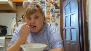 ем творог  пью  кофе ☕️