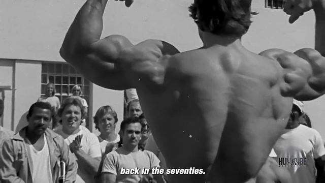 WOMEN EPIC REACTIONS TO ARNOLD SCHWARZENEGGER SHIRTLESS IN PUBLIC - BODYBUILDING REACTION MOTIVATIO