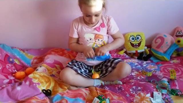 Каролина открывает чупа чупсы с игрушками . Karolina open chupa chups with surprises смотреть онлайн