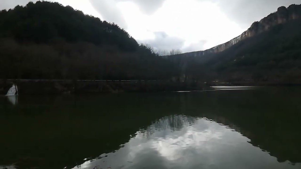 Озеро Мангуп и мини водопад в горах Бахчисарайского района Крыма