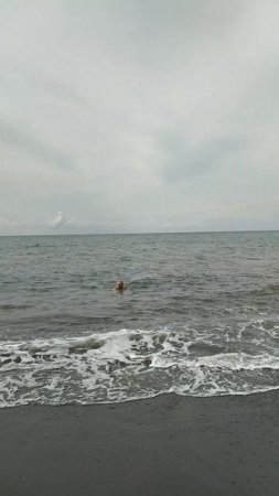 Леша плавает   один в море