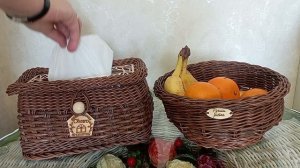 Набор салфетница и фруктовница из искусственного ротанга с деревянными элементами.