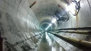 Ударная волна от взрыва проносится по туннелю.