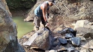 Строительство, самые сильные шахтёры разбивют камни в ручную