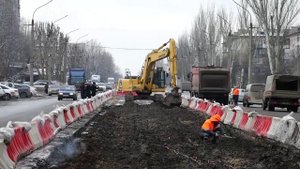 В ЛУГАНСКЕ ВОССТАНАВЛИВАЮТ УЛИЦУ ВАТУТИНА