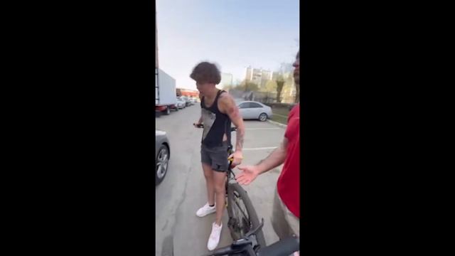 Мигрант наехал на русскую — она оказалась бойцом UFC смотреть онлайн