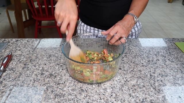 Salmon and Avocado Burgers with Tomato Salsa смотреть онлайн