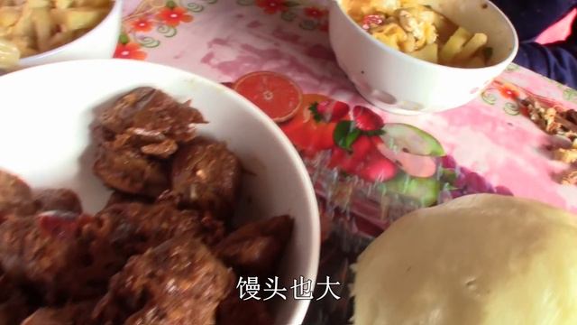【ENG SUB】大黑清理羊圈又感慨啥？媳婦做大燴菜饅頭，配上辣鴨脖，吃爽了【泥土大黑】