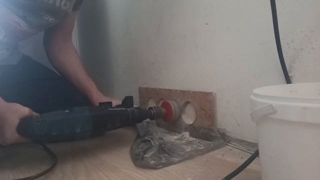 3 отверстия за 8 минут китайской коронкой за 1000р в бетоне.