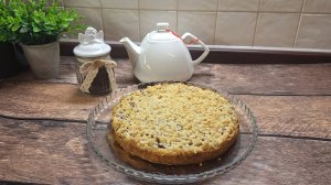 Песочный пирог с творожным сыром и малиной.