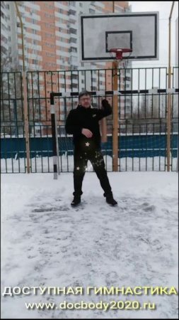 Упражнения с атлетическими булавами весом 2.1 кг зимой на игровой площадке (3)