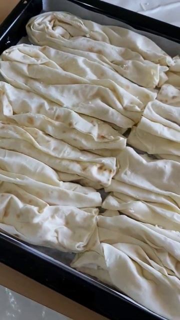 PEYNİRLİ KIRMA BÖREK HERKESİN KOLAYLIKLA YAPABİLECEĞİ OLDUKÇA PRATİK DÖRT YUFKAYLA BİR TEPSİ BÖREK