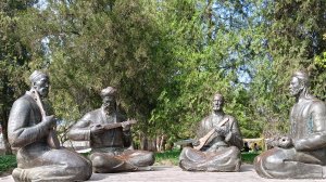 Памятник узбекским народным поэтам Бахши