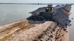 Строительство, дорога из щебня на озере, обзор