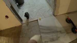 Ремонт на вторичке с нуля. Укладка плитки 120х60 на пол с декоративными вставками. № 17