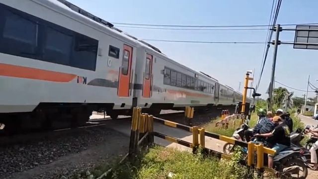 Long Trains Train Eater VS Telolet Buses, Tayo, Lani, Toto, Rogi, Chris & Max смотреть онлайн