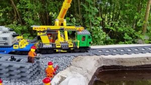 LEGO Грузовой поезд едет к новой платине в саду для детей