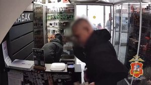 В Ступино полицейские задержали местного жителя, который из кассы магазина похитил деньги