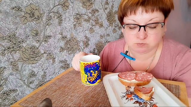 пожрем/а у меня все бутерброды/обжор и разговоры на камеру/
