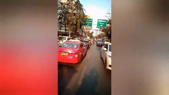 Опасная езда на мотобайке по Бангкоку смотреть онлайн