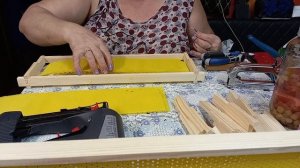 на ващиванее рамок для пчел