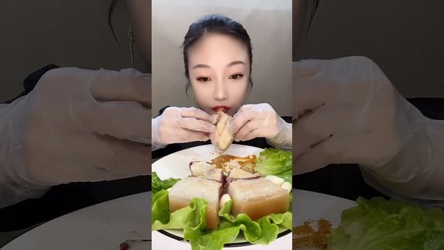 Chinese girl eats a pork fat / китаянка ест сало смотреть онлайн