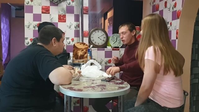 Обед бурито с колбасой и девушкой Дашей