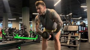 Концентрированные подъемы с гантелей