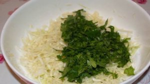 Легкий салат с колбасой и сухариками