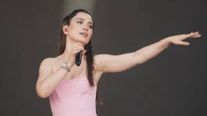 Бузова смешит журналистов, а Дайнеко прячет обручальное кольцо: звезды на красной дорожке