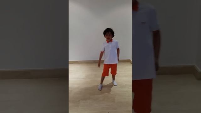 Eros cantando Break Free - Ariana Grande para Selfie Show
