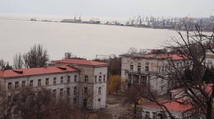 Вид со смотровой площадки на городскй пляж и порт Мариуполя (10.04.2021)