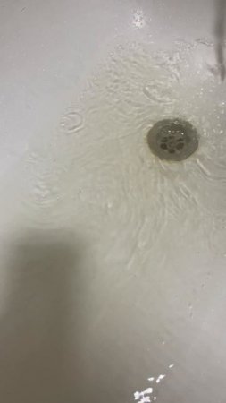 Ржавая вода была замечена вчера поздно вечером на Школьной 84 в г. Видное
