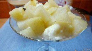 Ленивцы из творога с томленой грушей и сиропом